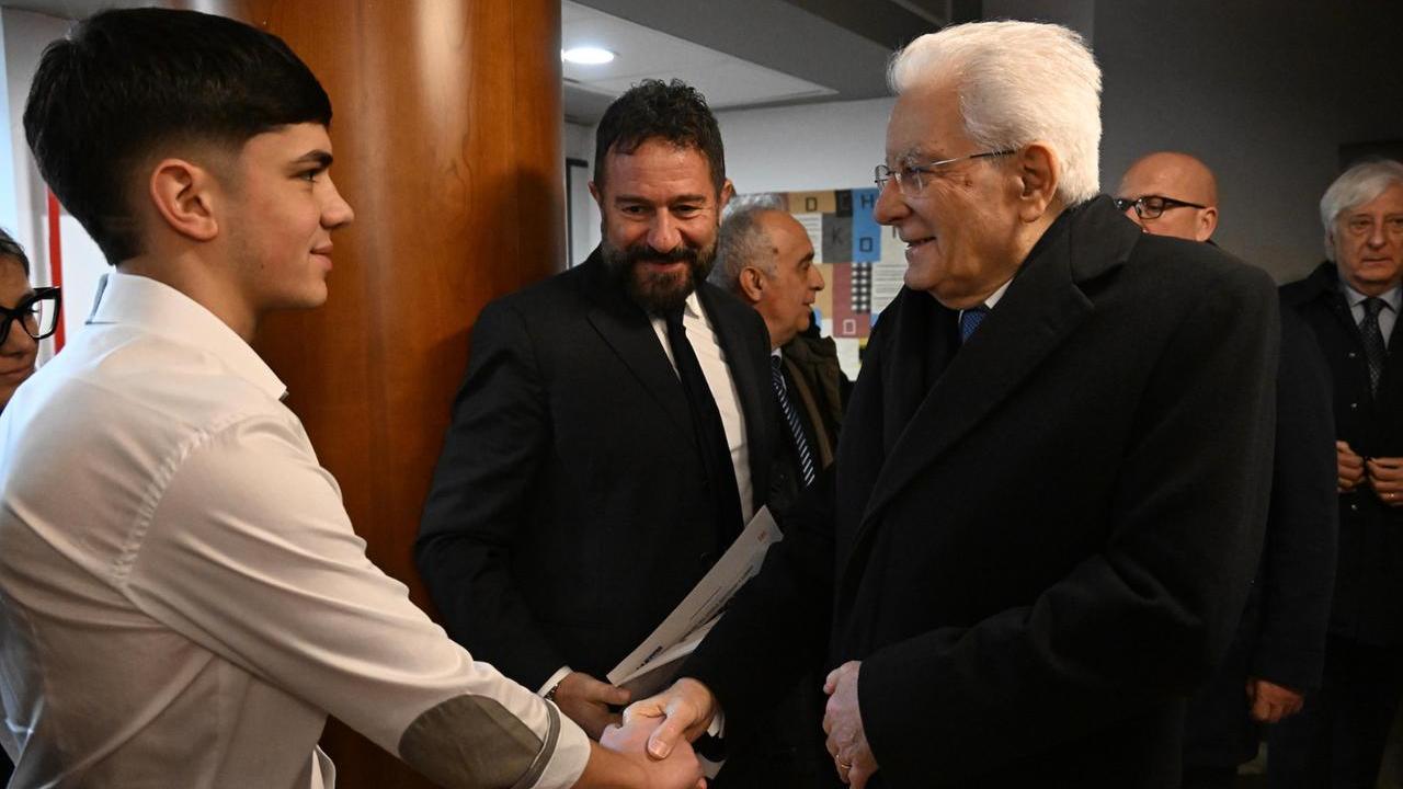 L’emozione, i pensieri sulle opere, le stretta di mano: gli studenti consegnano l’inserto della Nuova Sardegna su Deledda a Mattarella