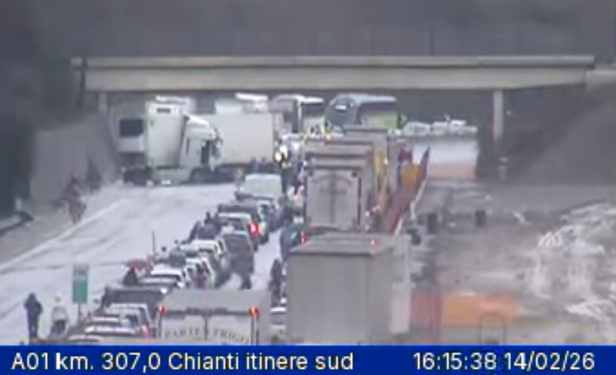 Firenze, scontro auto-camion in A1: chiuso tratto di autostrada