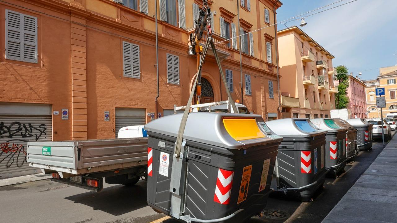 I cassonetti per la raccolta differenziata a Modena