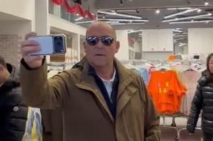 Prato, il Sudd Cobas accusa l’ex presidente del Consiglio comunale: «Ha danneggiato il gazebo con la Porsche”