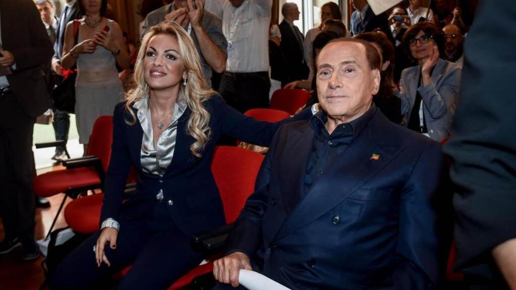 Francesca Pascale al carnevale di Viareggio ai pro Palestina: «Vergogna, lavatevi»