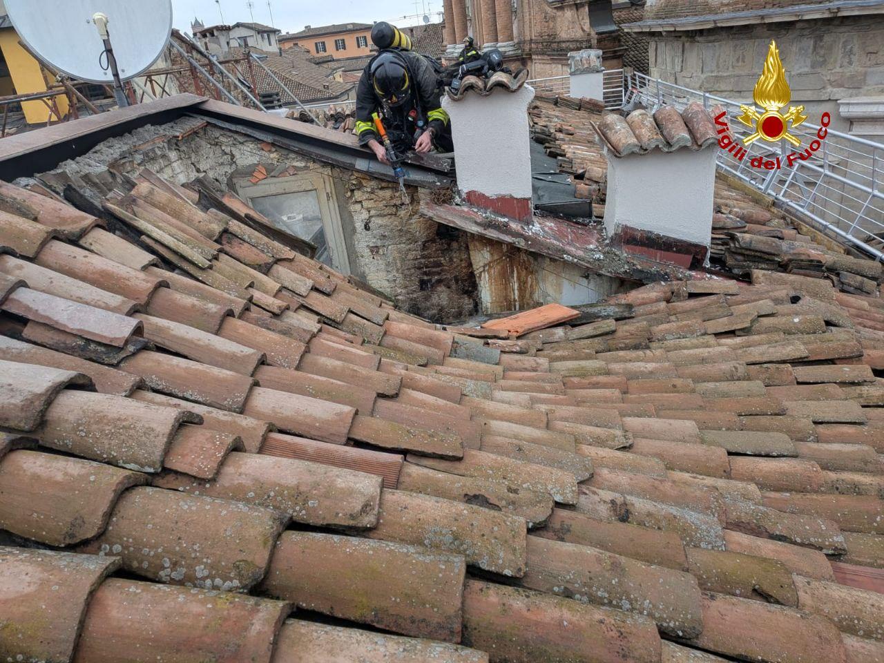 Principio di incendio sul tetto di un palazzo in piazza San Prospero