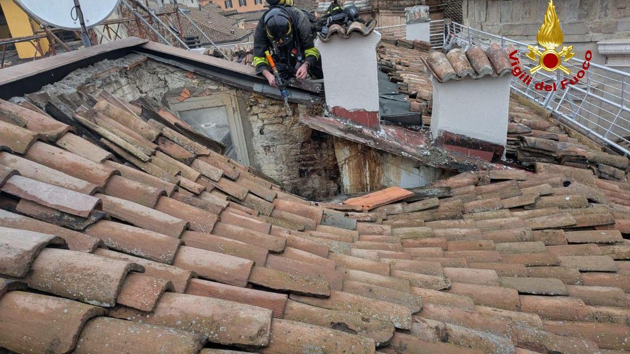 Principio di incendio sul tetto di un palazzo in piazza San Prospero