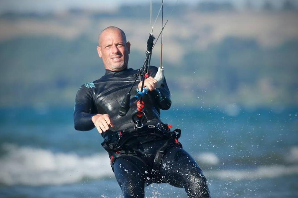Risucchiato dall’elicottero militare in esercitazione mentre faceva kitesurf: c’è una condanna
