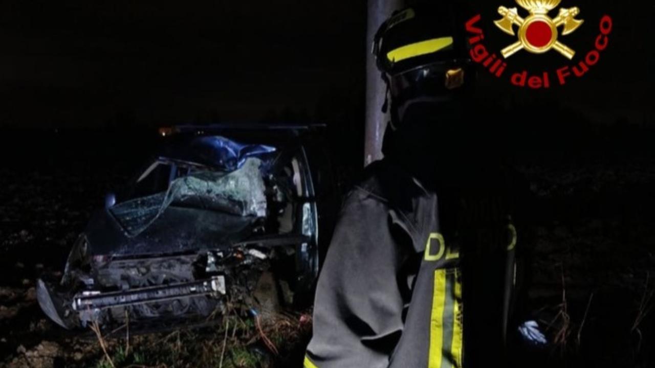 Vanno fuori strada con l’auto e si schiantano contro un palo: un morto e quattro feriti