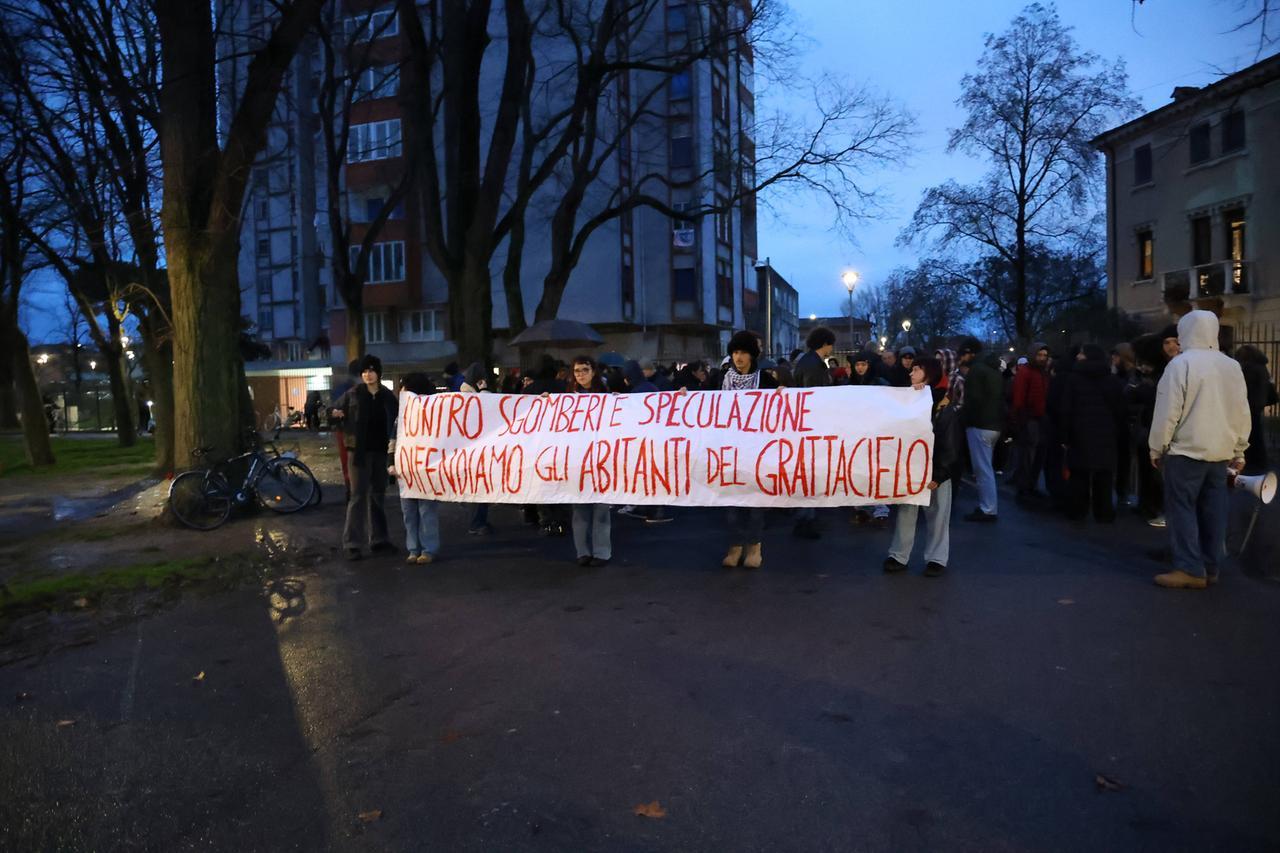 Il corteo per i residenti del Grattacielo di Ferrara