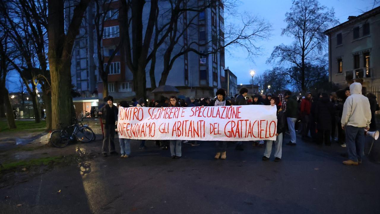 Il corteo per i residenti del Grattacielo di Ferrara