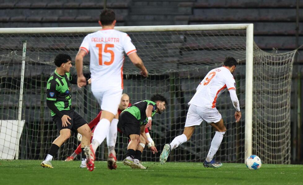 Il gol del numero 9 (foto Nucci-Innocenti)