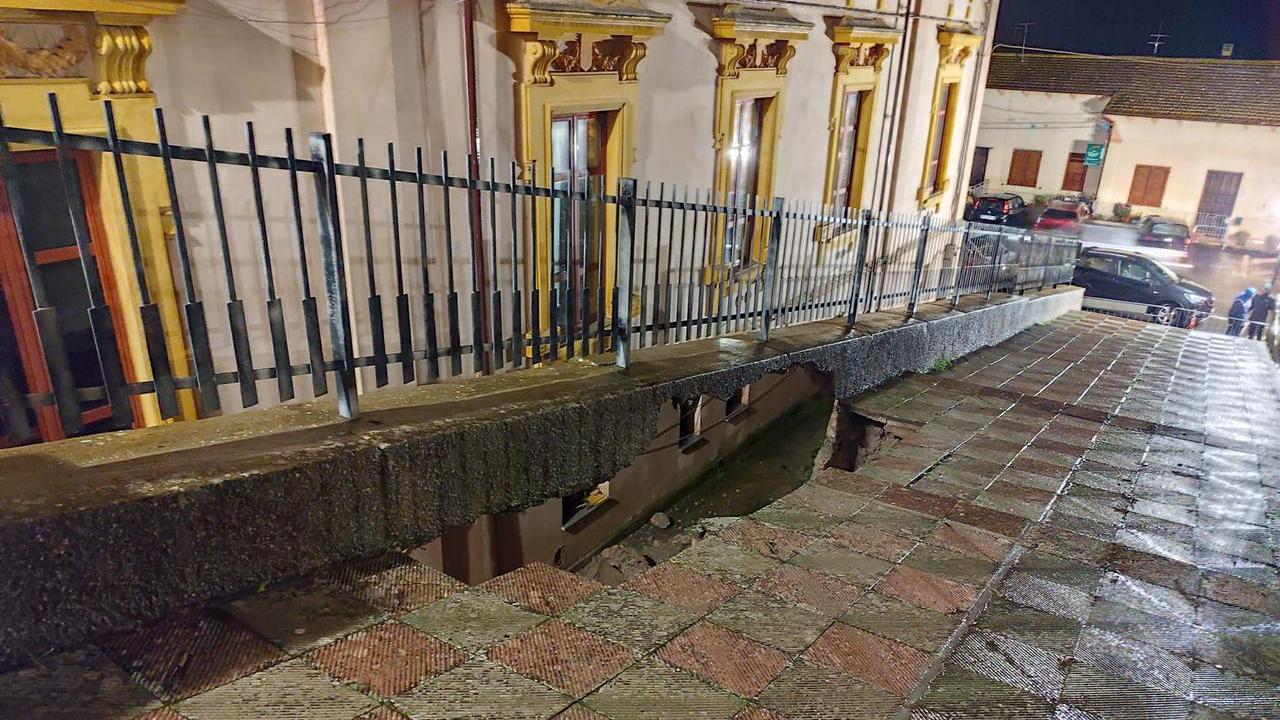 Maltempo, crolla una porzione della gradinata accanto al municipio