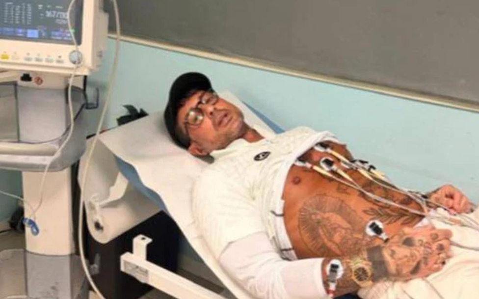 Fabrizio Corona pubblica su X una foto dall’ospedale: follower preoccupati