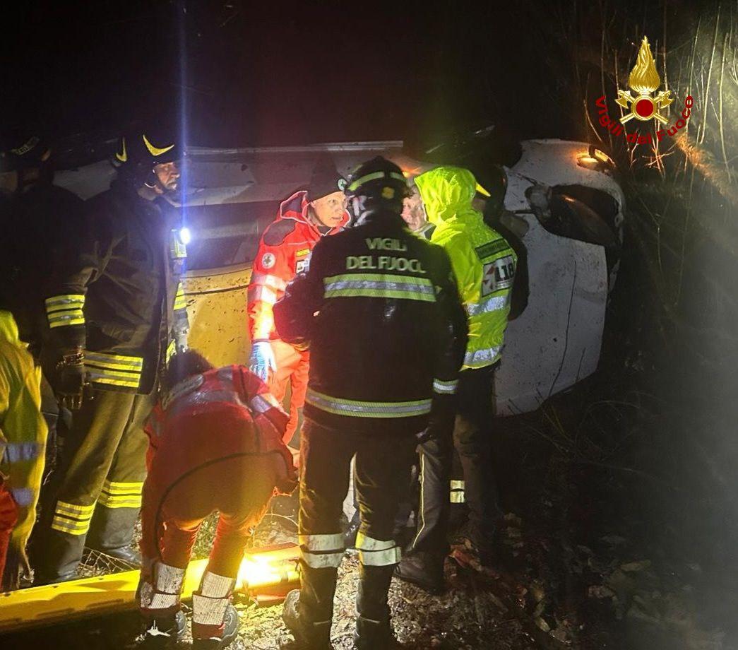 Precipita con l’auto per venti metri: salvo per miracolo