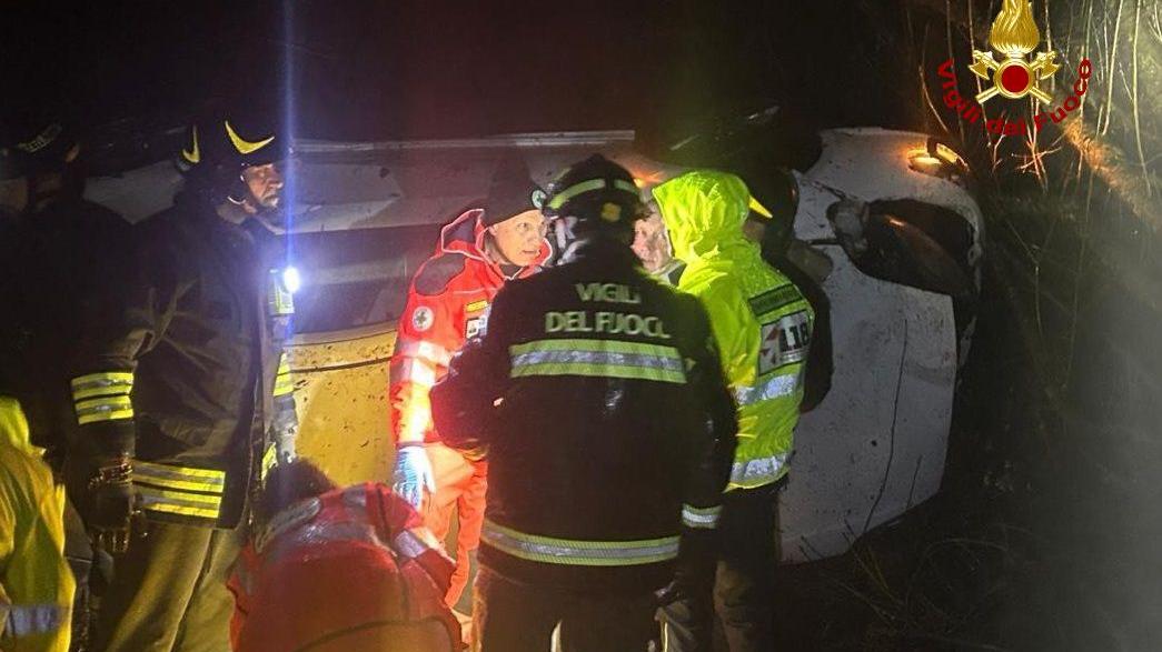 Precipita con l’auto per venti metri: salvo per miracolo