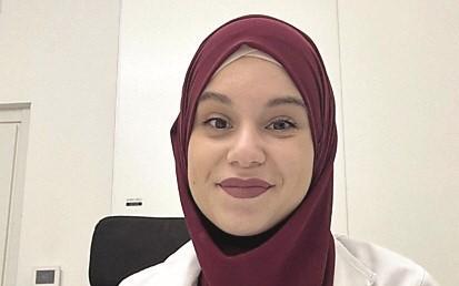 Caterina, l’ostetrica influencer con l’hijab che smonta i pregiudizi: «Il sesso nell’islam non è un tabù»