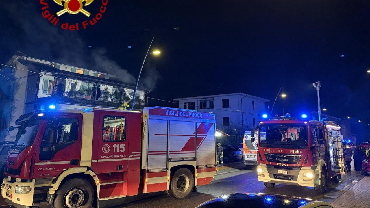 Fucecchio, fiamme in un appartamento: un uomo salvato dai vigili del fuoco