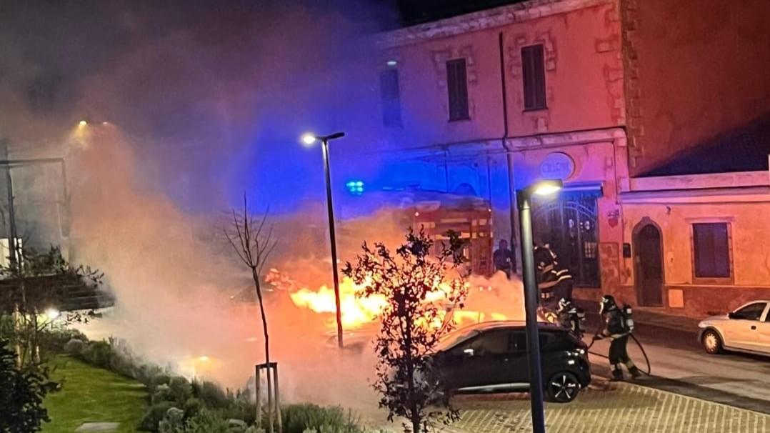 Paura all’alba, tre auto in fiamme in pieno centro