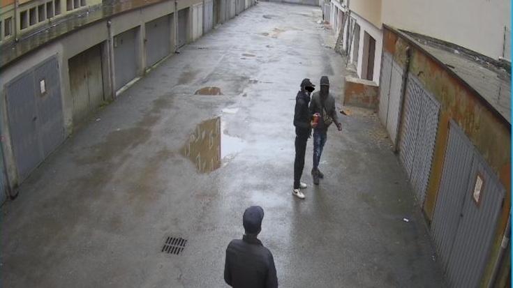 Grido di allarme dei residenti: «Spacciano davanti ai nostri garage: abbiamo paura a uscire di casa»