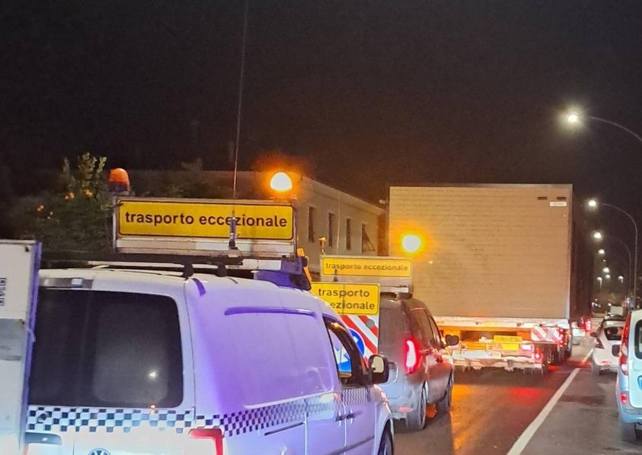 Cecina, Tir intrappolato dalle auto in sosta: «Ma da lì non poteva transitare»<br type="_moz" />
