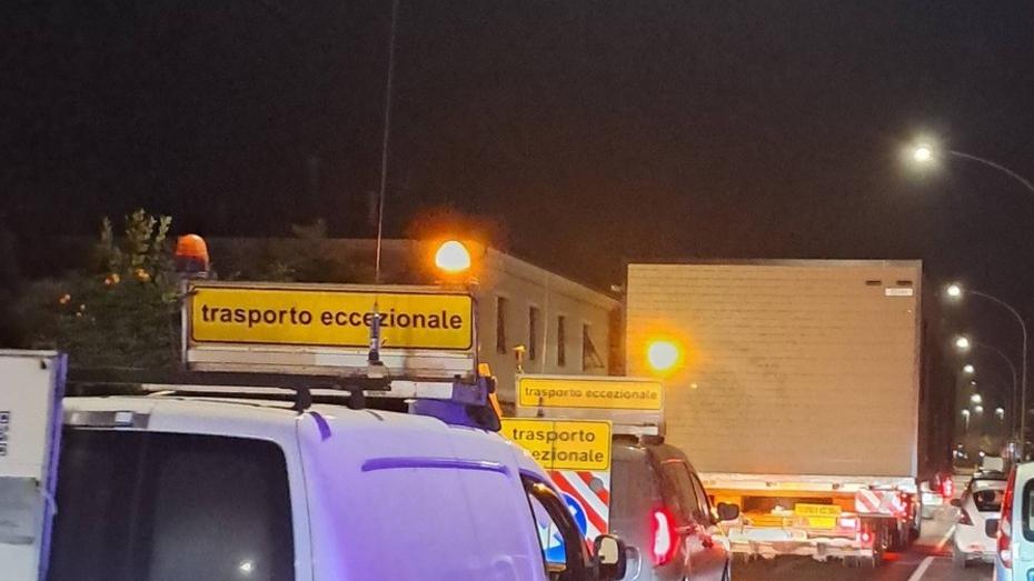 Cecina, Tir intrappolato dalle auto in sosta: «Ma da lì non poteva transitare»<br type="_moz" />