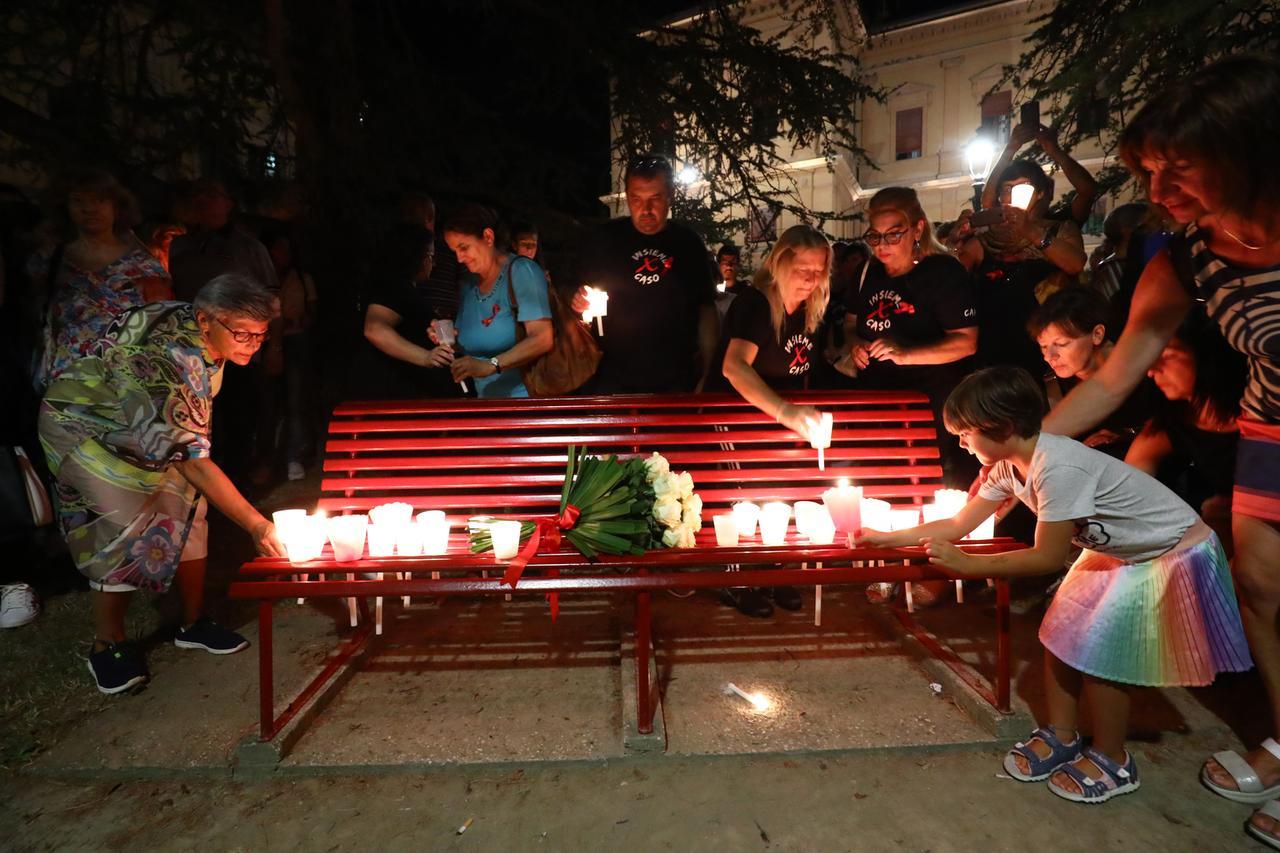 FIACCOLATA COPPARO CONTRO FEMMINICIDIO DOPO OMICIDIO CINZIA FUSI
FIACCOLATA COPPARO CONTRO FEMMINICIDIO DOPO OMICIDIO CINZIA FUSI - panchina rossa