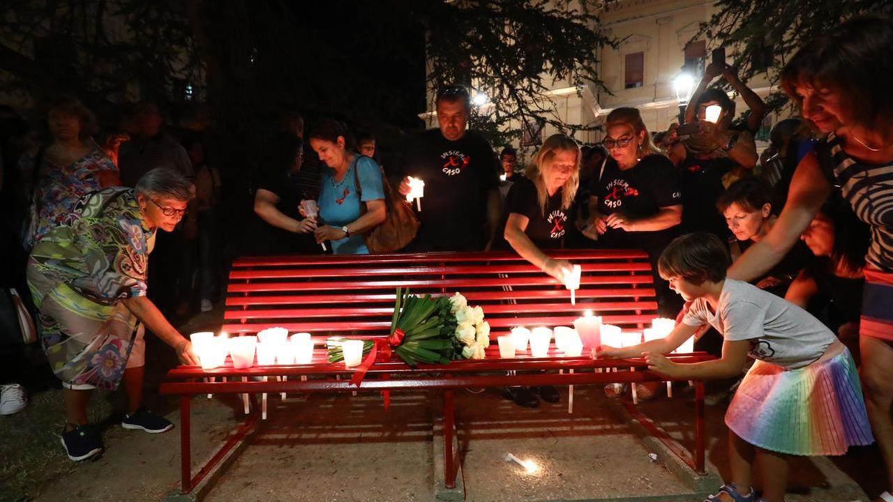 FIACCOLATA COPPARO CONTRO FEMMINICIDIO DOPO OMICIDIO CINZIA FUSI
FIACCOLATA COPPARO CONTRO FEMMINICIDIO DOPO OMICIDIO CINZIA FUSI - panchina rossa