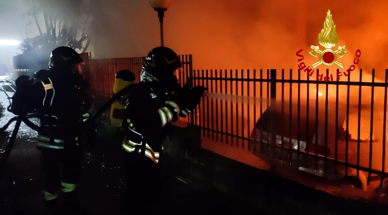 Momenti di apprensione a Sassari, auto in fiamme nel cortile di un palazzo