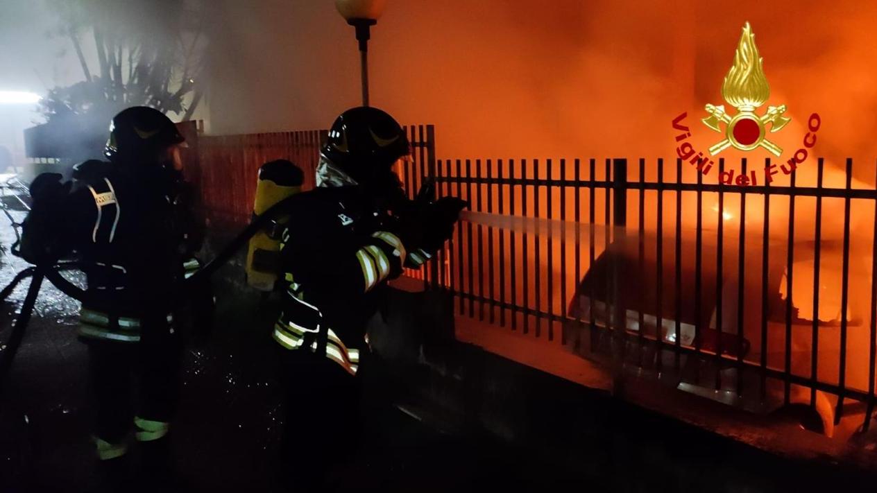 Momenti di apprensione a Sassari, auto in fiamme nel cortile di un palazzo