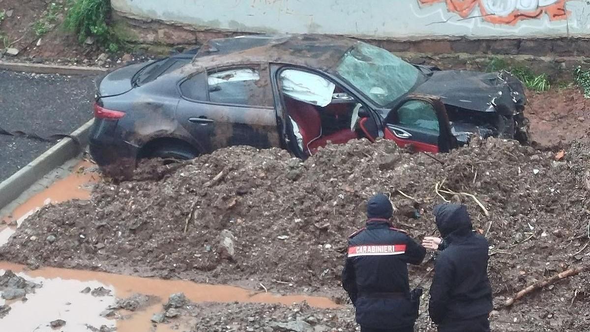 L’auto sfonda il muro di protezione e vola dal cavalcavia, ferite due persone: ecco chi sono