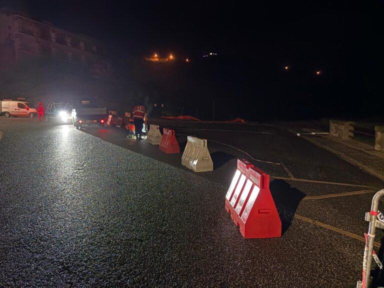 Piogge interminabili, a Bosa l’acqua del Temo sfiora il ponte e la strada del mare resta chiusa