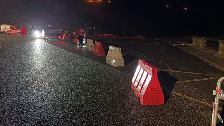 Piogge interminabili, a Bosa l’acqua del Temo sfiora il ponte e la strada del mare resta chiusa