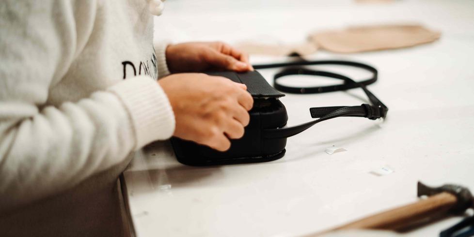 
	Una fase della produzione di borse alla Loipell di Scandicci

