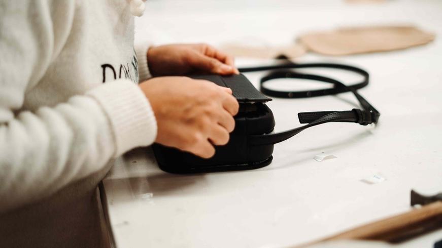 Una fase della produzione di borse alla Loipell di Scandicci