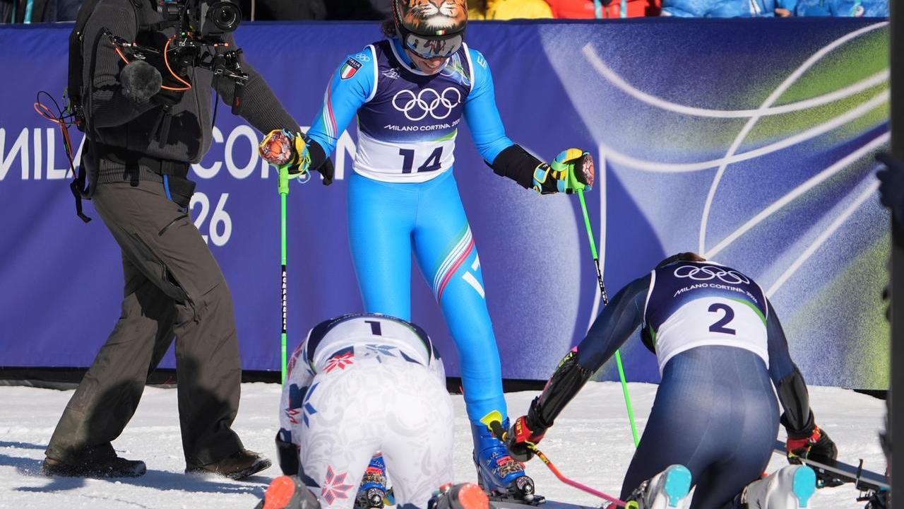 L'inchino delle avversarie dopo la vittoria di Federica Brignone 