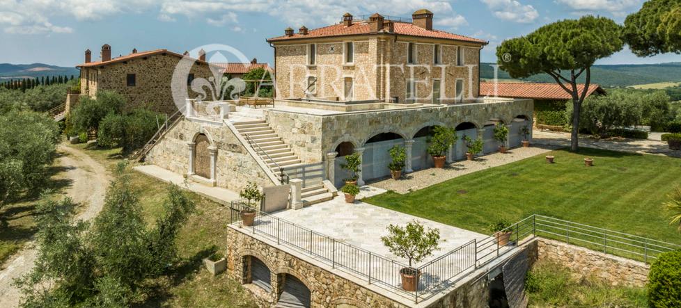 
	La tenuta di Massa Marittima in vendita a 28 milioni di euro (foto agenzia Carratelli)

