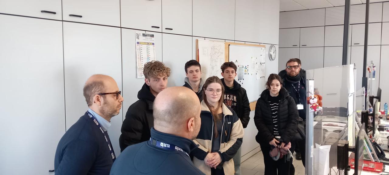 Studenti nella sede di Seta: «La sicurezza viaggia in bus»