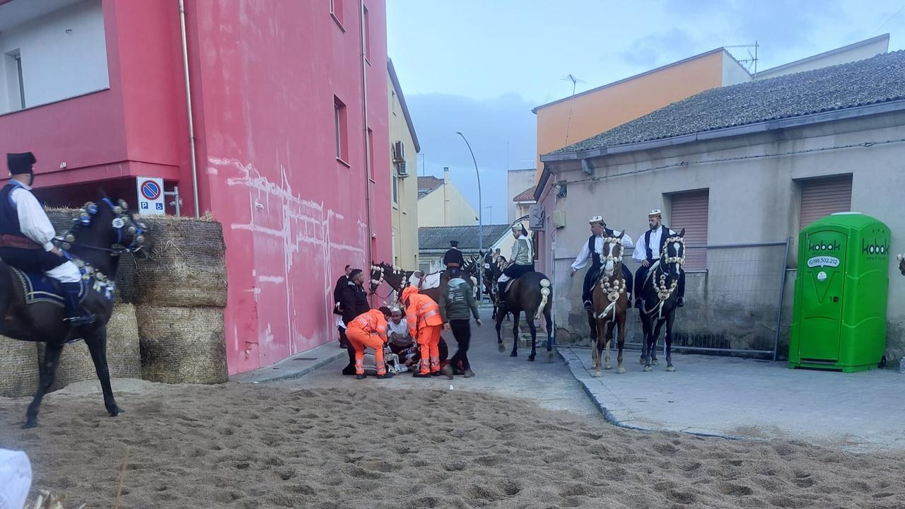 Tragedia sfiorata alla Sartiglia di Oristano: cavaliere cade durante le pariglie – ecco chi è e che cosa è successo