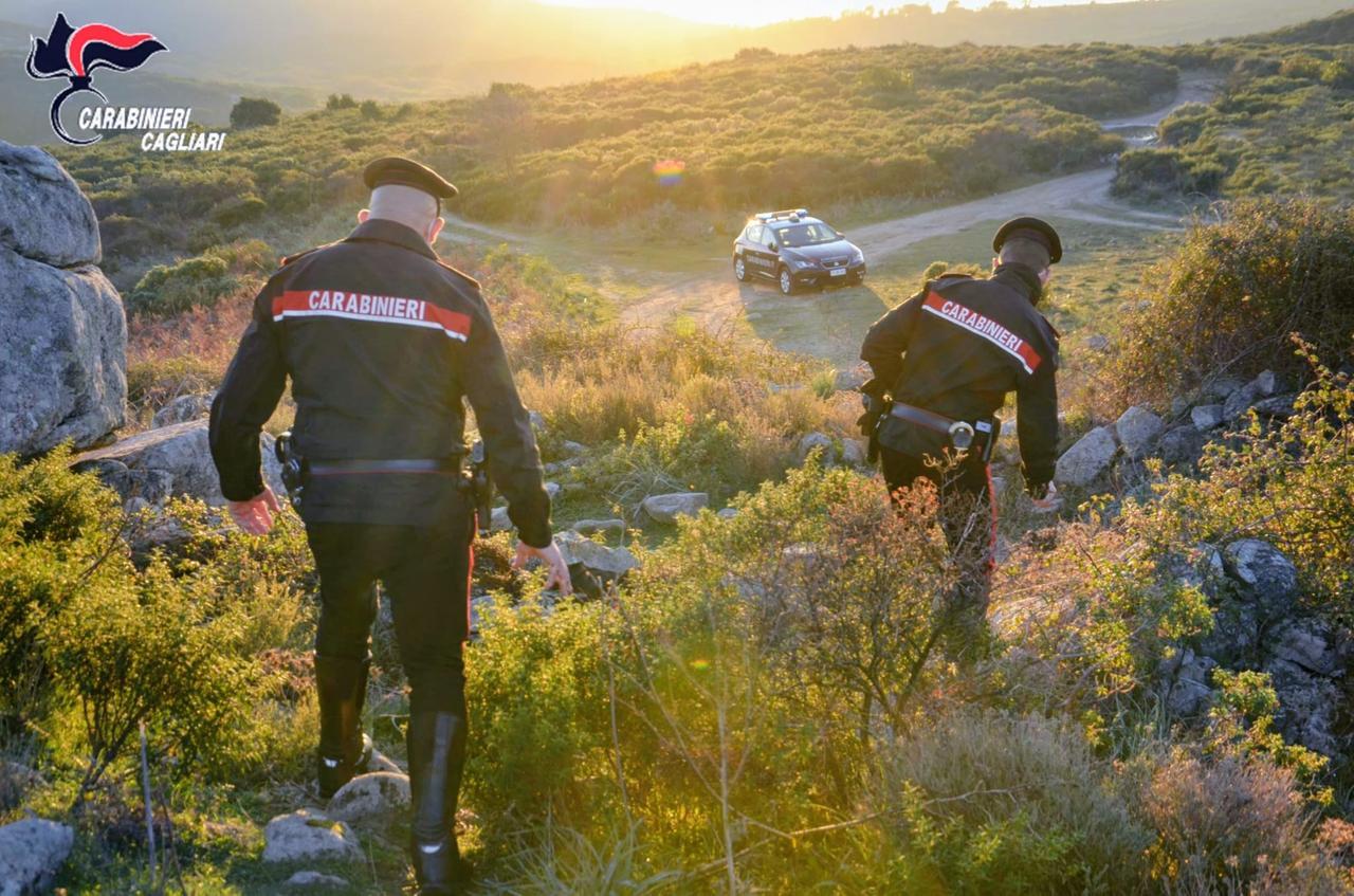 Motociclista esce di strada, si schianta contro un parapetto e precipita in un fossato: è gravissimo