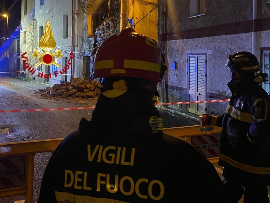 Pioggia e vento, crolla una casa in pieno centro storico a Orani