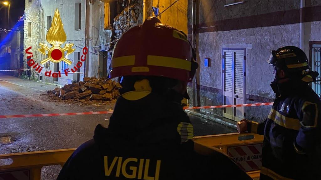 Pioggia e vento, crolla una casa in pieno centro storico a Orani