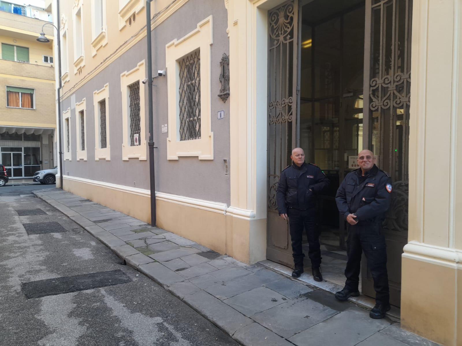 Due guardie giurate all'ingresso del tribunale