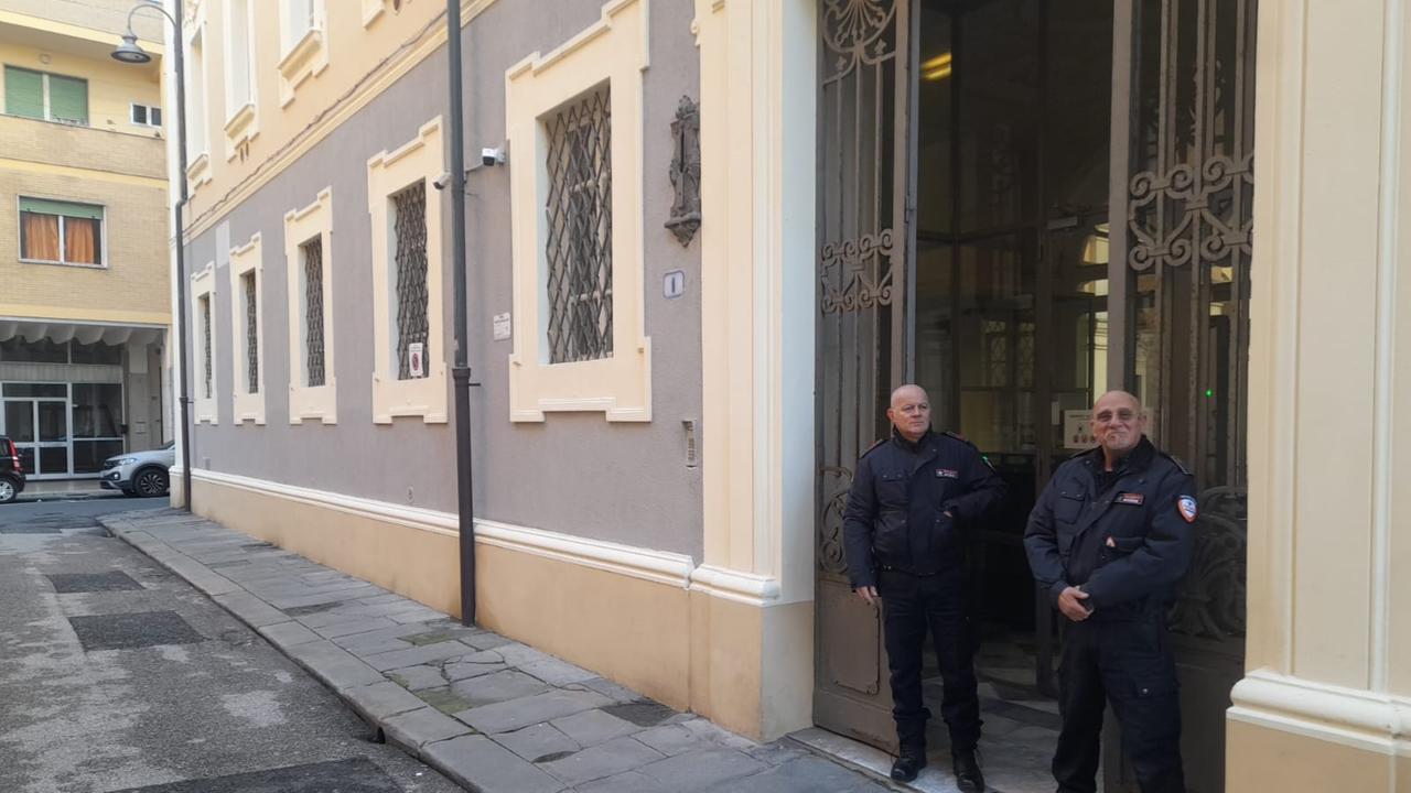 Due guardie giurate all'ingresso del tribunale