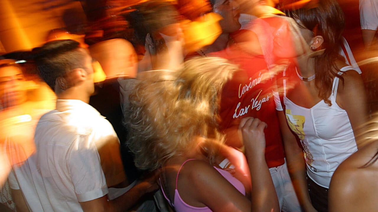 Cagliari, a 14 anni con un coltello nel marsupio, la madre: «Deve pur difendersi» – Il racconto