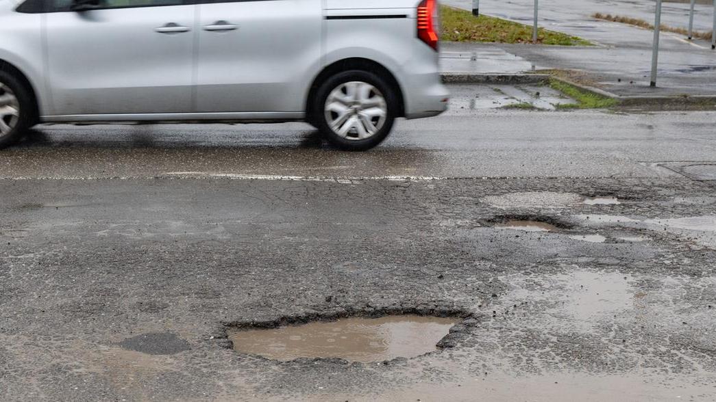 Pneumatici tagliati dalle buche in strada, chi risponde? Ecco come farsi rimborsare