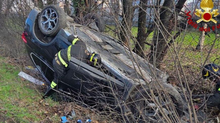 Il suv è finito nel fossato