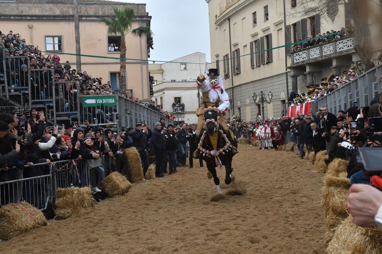 Spettacolo Sartiglia, è il grande giorno del Gremio dei contadini: centrate 14 stelle