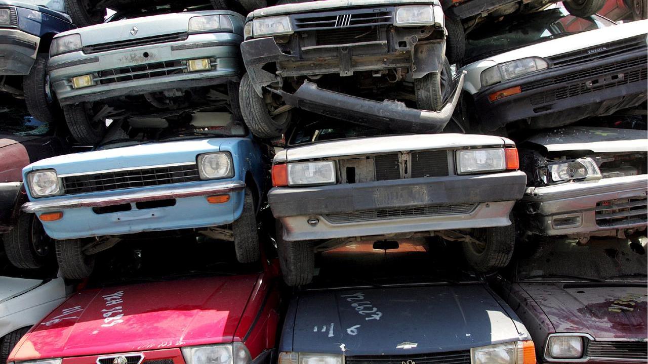 CRISI: AUTO\, IN DL BONUS 2500 EURO PER VEICOLI COMMERCIALI
20090206 - ATENE - FIN - CRISI: AUTO\, IN DL BONUS 2500 EURO PER VEICOLI COMMERCIALI. Automobili rottamate in una foto di archivio. Ci sara' un bonus di 2500 euro per l'acquisto di veicoli commerciali leggeri in cambio della rottamazione di veicoli Euro 0, 1 e 2 immatricolati entro il 1999. ANSA/ORESTIS PANAGIOTOU /DC