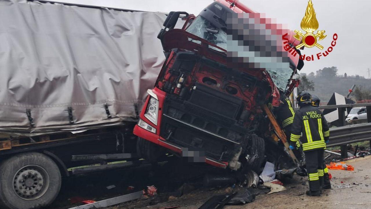Incidente sull’A1, camion invade la carreggiata opposta: ferito l’autista, traffico bloccato e code