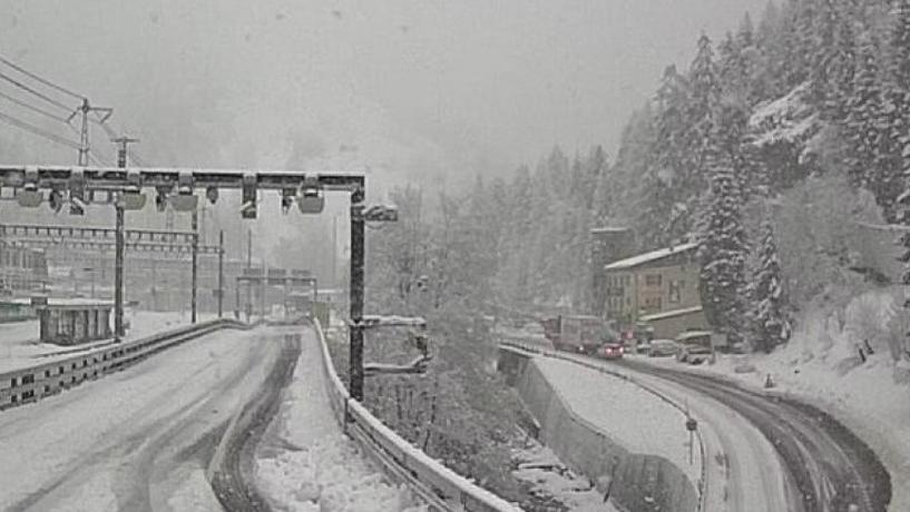 Valanga in Svizzera, deraglia un treno: ci sono feriti. Interrotta la linea ferroviaria