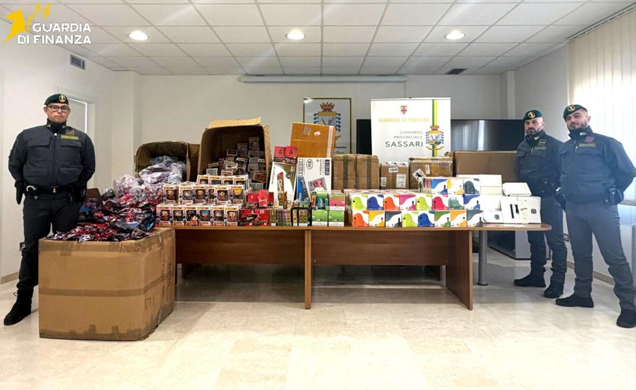 Blitz della Finanza a Sassari, maxi sequestro di giocattoli e sigarette elettroniche: ecco i negozi coinvolti