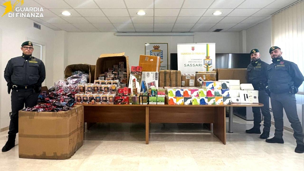 Blitz della Finanza a Sassari, maxi sequestro di giocattoli e sigarette elettroniche: ecco i negozi coinvolti