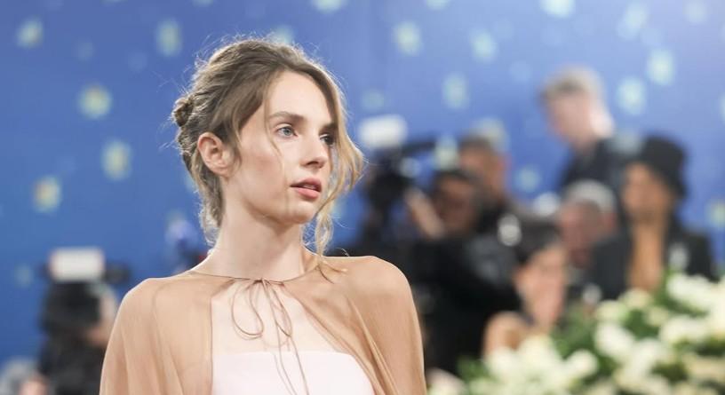 La star di Stranger Things Maya Hawke si è sposata, al matrimonio c’era anche un po’ di Sardegna